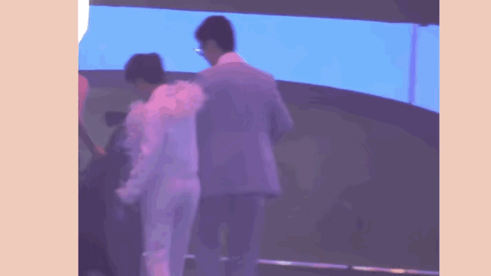 #周深给杨幂提裙子#人帅心善的周深细心的一路帮杨幂提着裙尾，画面好温馨感人 ​​
