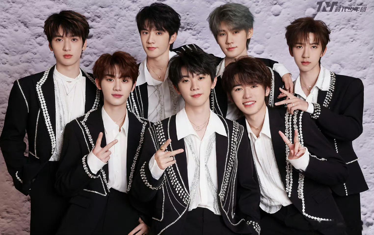 时代峰峻否认丁程鑫单飞官方辟谣时代少年团单飞  近日，因丁程鑫生日直播没有队友连