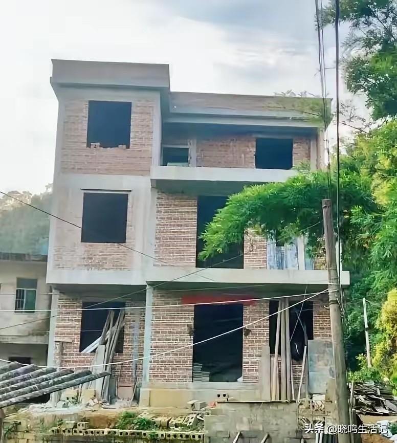 如果是四口之家，两层楼房足够住了。