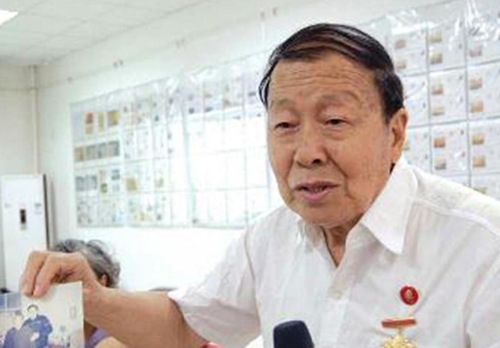 王会给毛主席刮完脸后，竟抬手拍了两下主席后脑：主席要保持主席的威严么？
1953