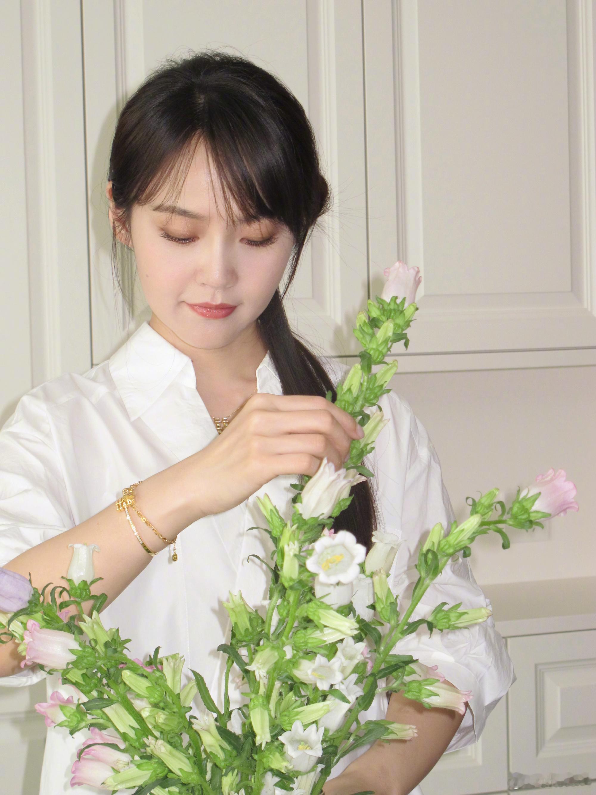 张佳宁少女感张佳宁你是懂少女的！《刑警》里校服一穿直接嫩回学生时代，这满脸的胶原