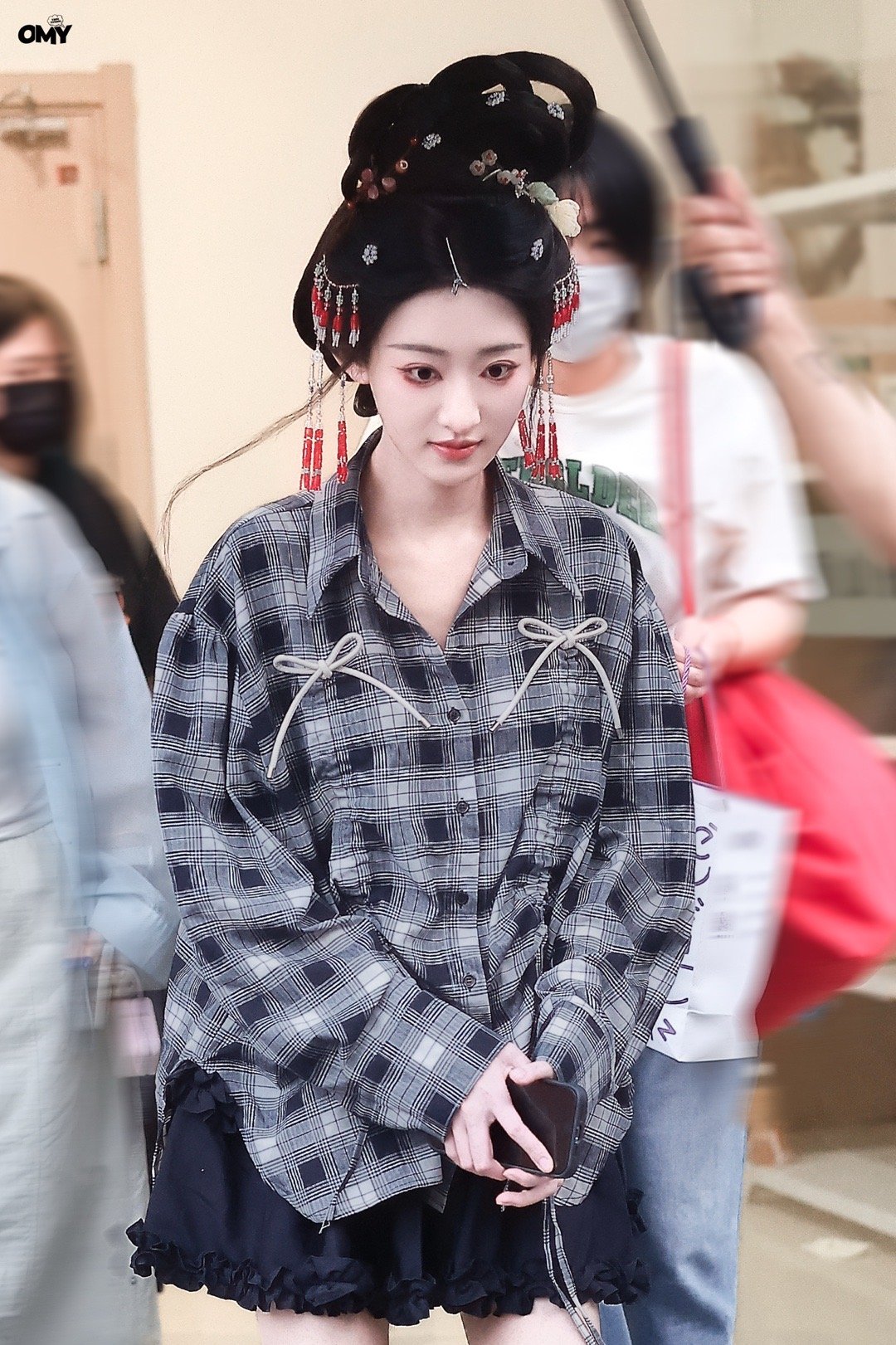新版秋容(杨雨潼)和小谢(杨肸子)比起发型，这剧妆容更有问题 ​​​