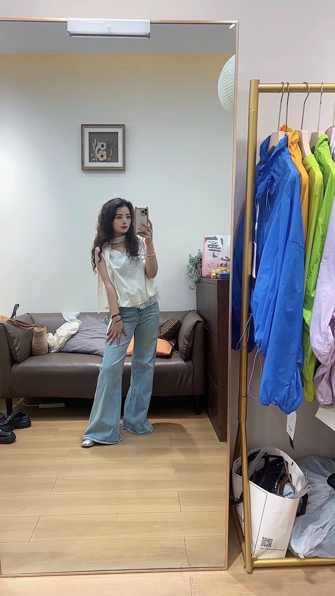 今年在实体店买的第一件衣服😂 小半年了，衣服都一直是网购，现在真的越来越不爱逛