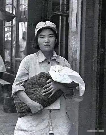 她真想一头撞死。真的。
​​被扔进西宁的大仓库里，每天都有不同的男人来糟蹋她。可