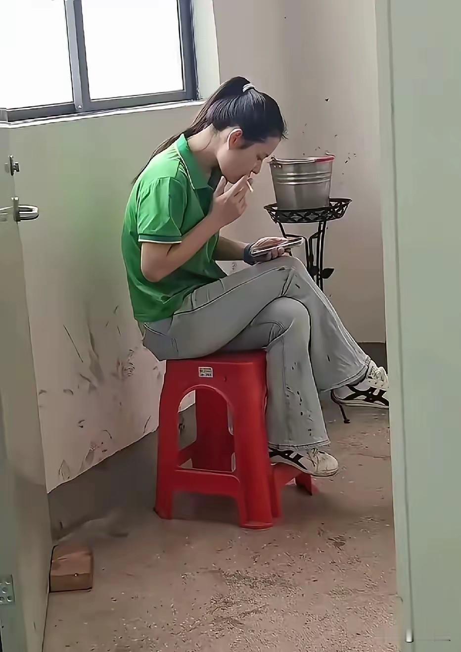都说爱抽烟的女孩子故事多，是不是真的。
这类女孩子，读书时候就抽烟，出了社会抽烟