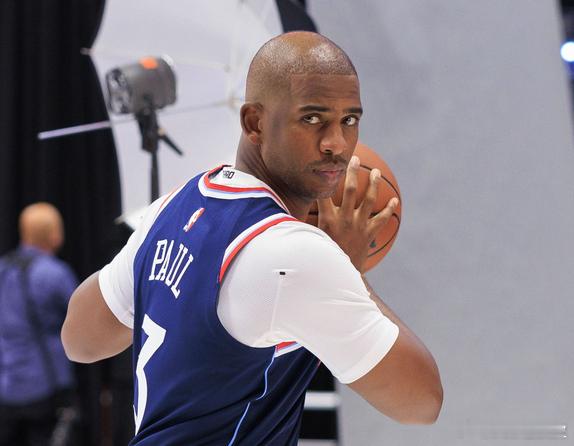 离谱操作！快船 5 连败西部倒数，竟拿队史 GOAT 开刀？保罗场均 3.3 助