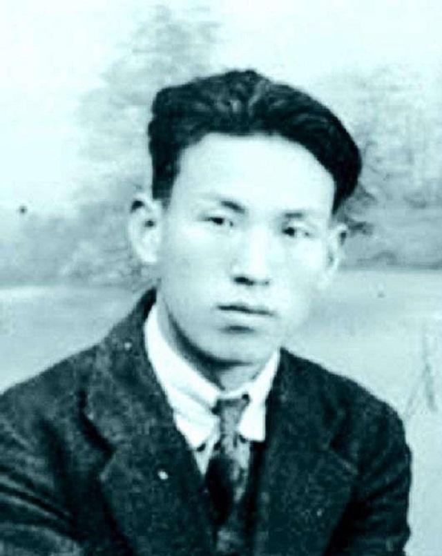 1976年1月11日下午，北京长安街沿线的寒风卷着雪花，百万群众自发涌上街头。