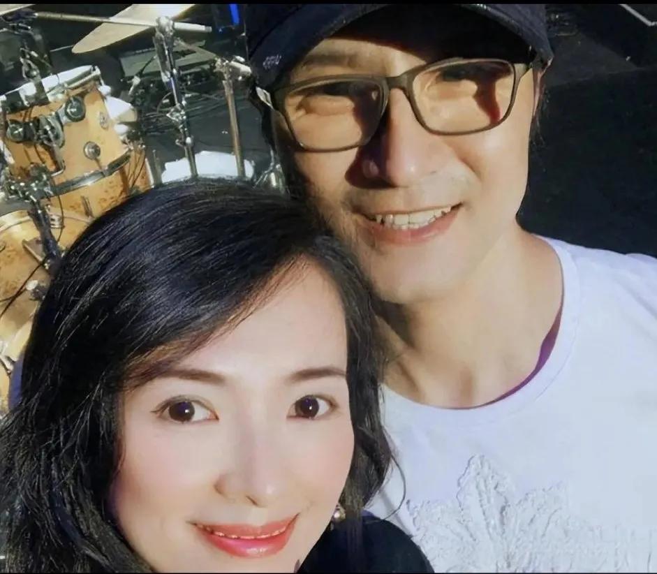 真不知道章子怡咋想的，好不容易和汪峰离婚了。最近居然传出她要和汪峰复合的消息。
