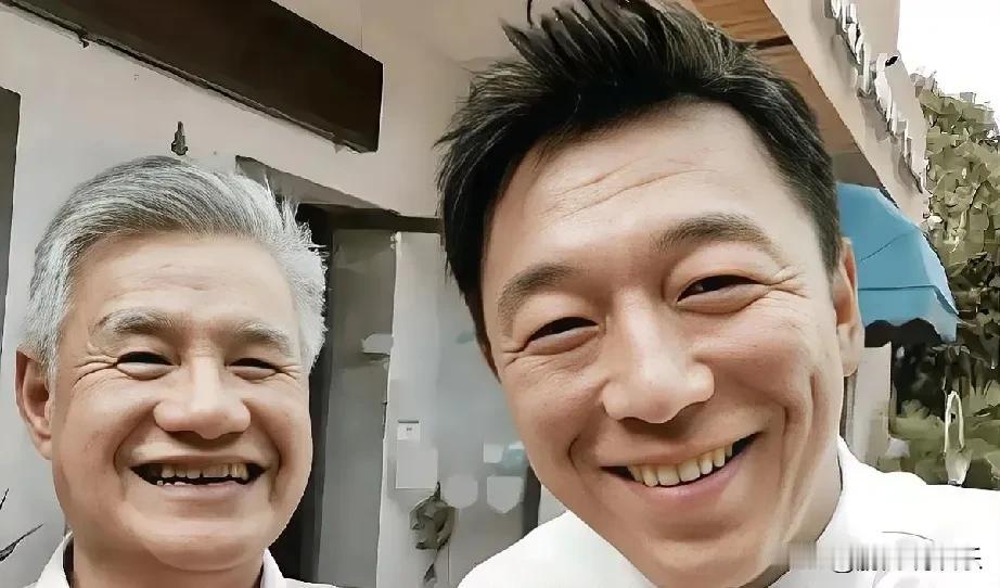 黄渤公开坦承遗传阿尔茨海默症的风险，这一话题引发了广泛关注。
黄渤在一次访谈节目