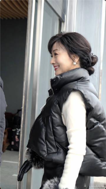 赵雅芝星年夜彩排路透 赵雅芝最新路透把大家惊艳了吧，完全看不出年龄的样子，而且还