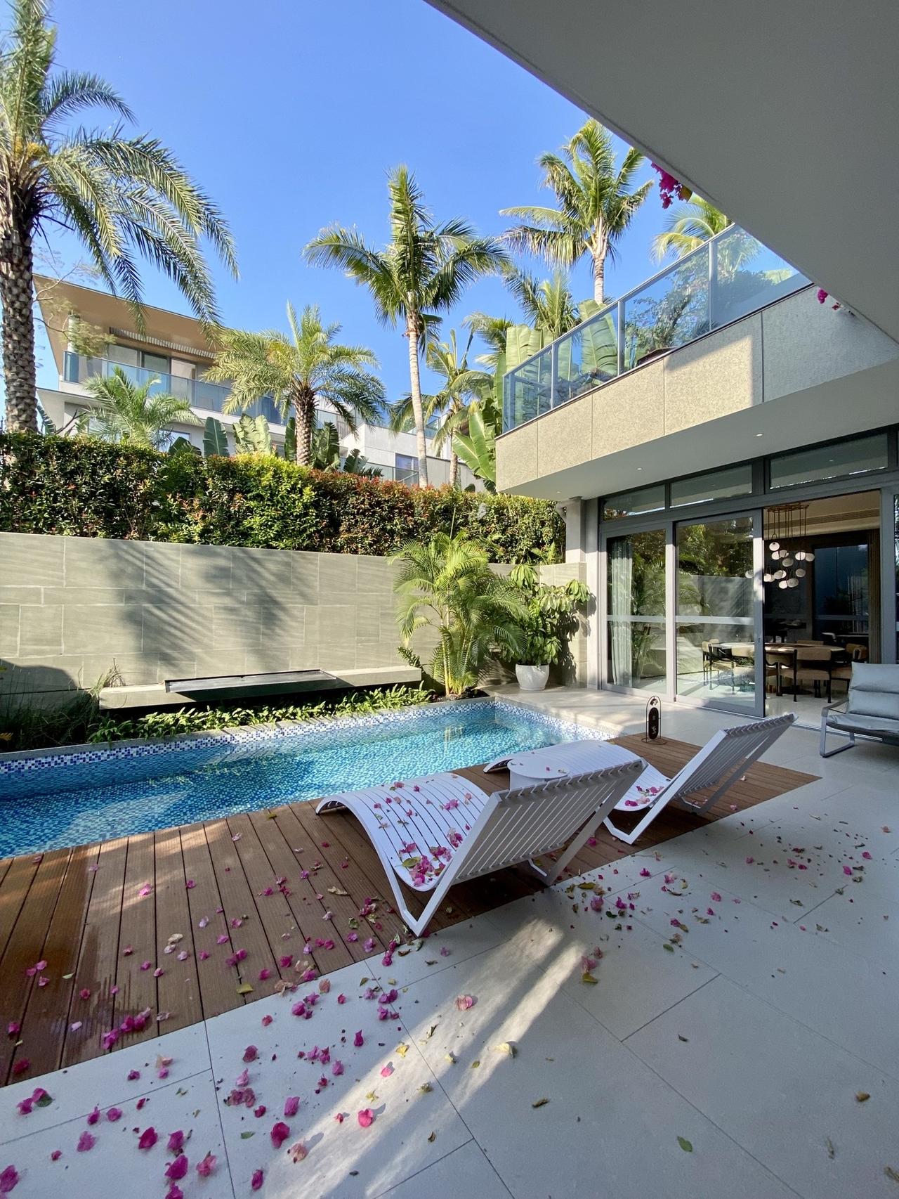 三亚的气候太舒适了，每天都是20多度的天气，太阳晒在身上暖洋洋的。跟孩子来玩了一