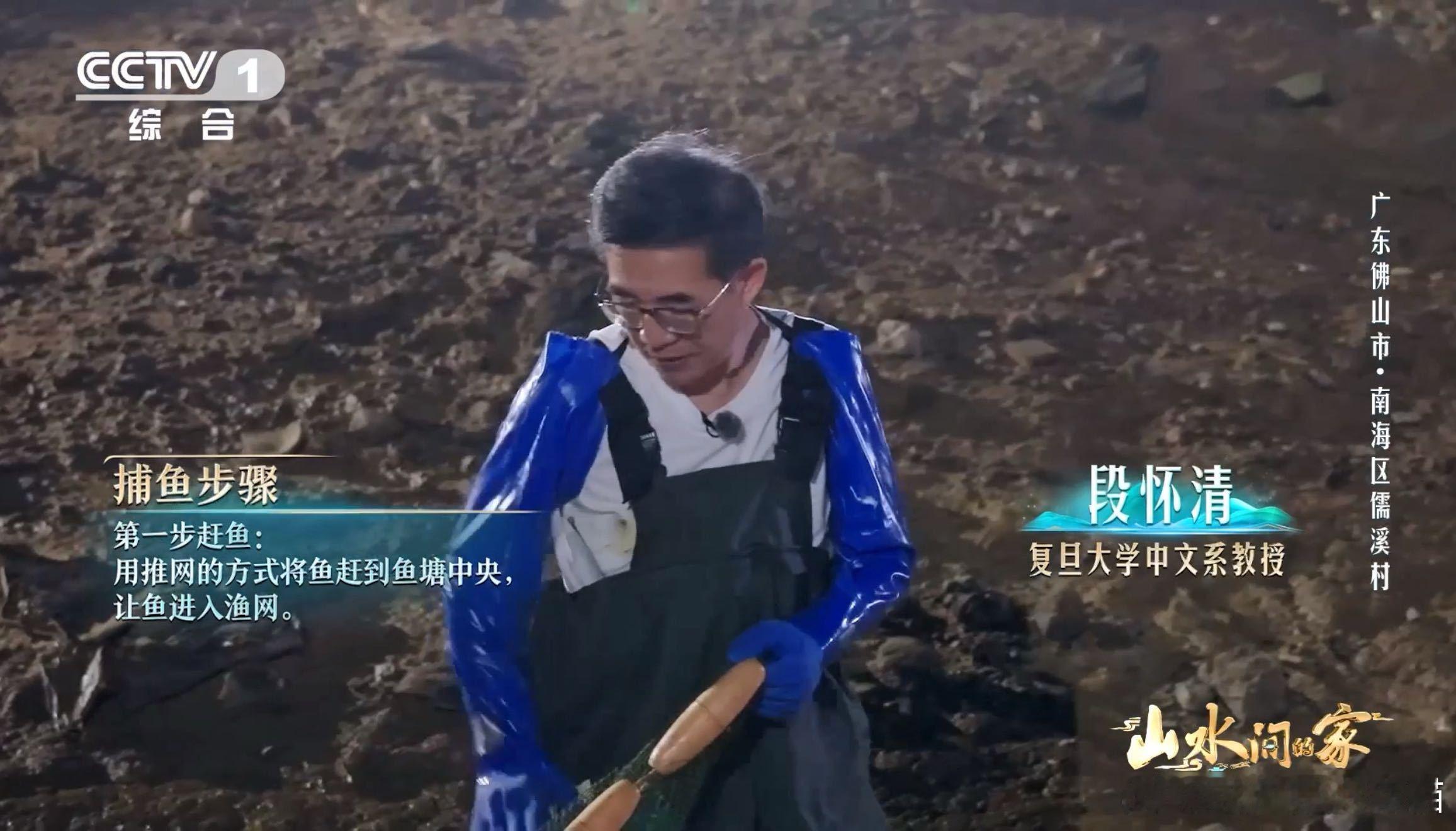 广东的鱼也太幸福了！佛山鱼塘的“电梯”省时又省力，天没亮就捕上万斤黄骨鱼，劳动人