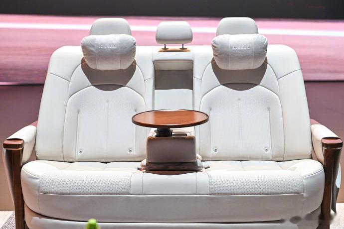 【今日最离谱】东风日产 N6 发布会现场：不是车，是大型沙发卖场！这次“沙发厂”