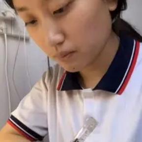 山东巨野18岁女孩，6岁时妈妈失踪，13岁爸爸去世，她独自一个人照顾弟弟。202