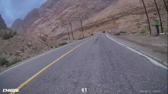 山区公路，一辆车辆贴身强行超车，车速过快，在弯道直接失控侧滑翻下山坡。
博主折返现场，确认司机人身安