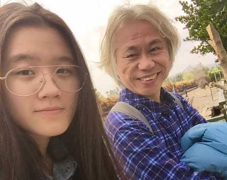 林靖恩当年17岁就跟着大自己40岁的李坤城，十年间几乎与世隔绝，没读书、没工作、