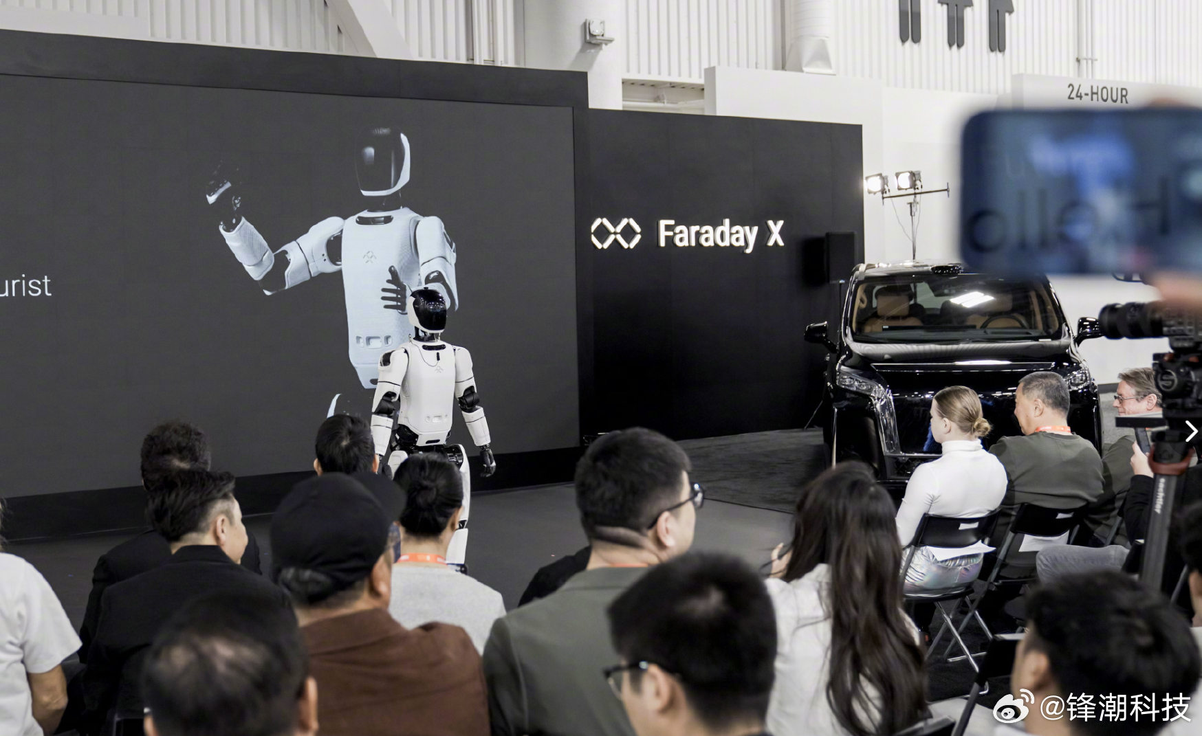 贾跃亭发布人形机器人+机器狗。不是PPT，现场真有掏出机器人来展示~