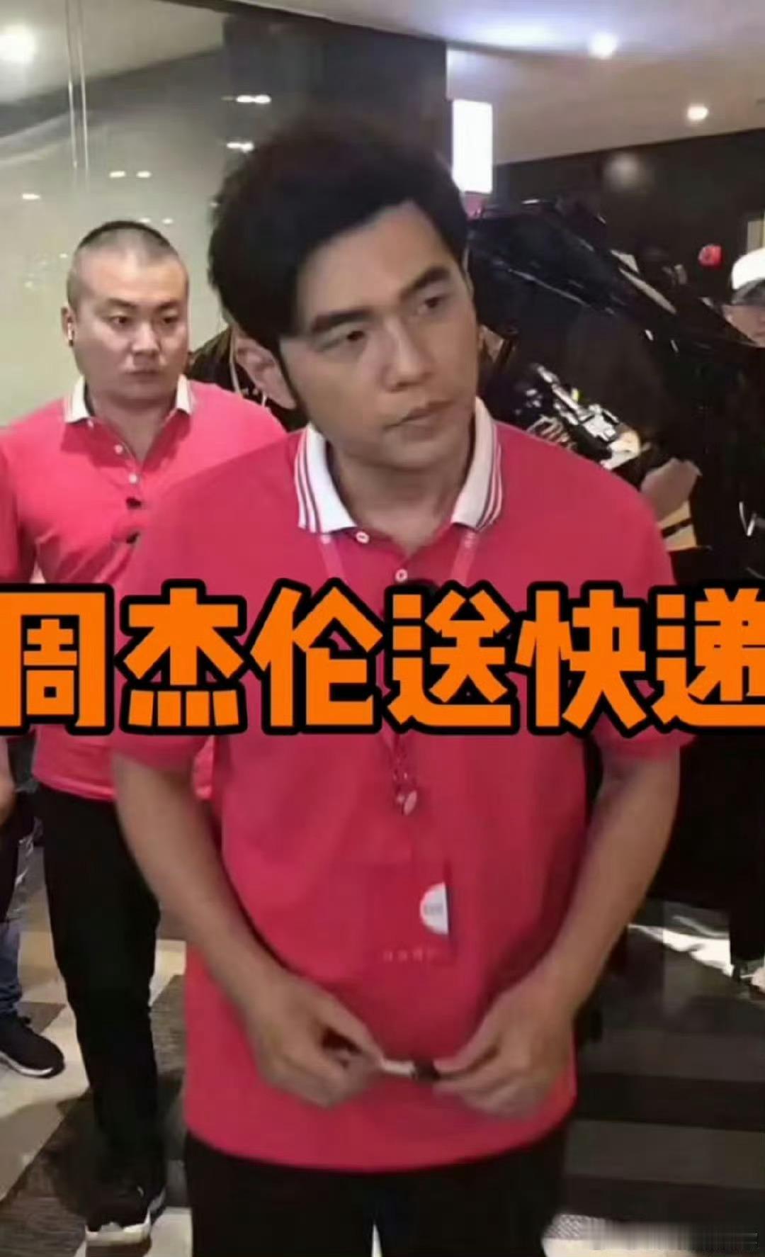 我愿称这为快递员圈颜值天花板阿祖送快递也太帅了吧！戴着头盔骑小电驴，连头盔上的粉