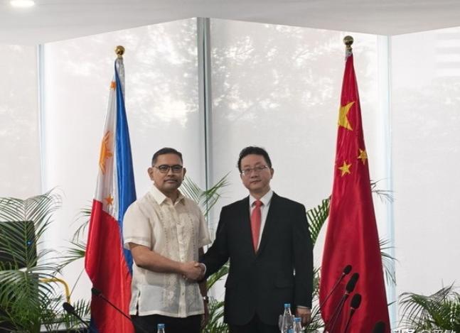 菲律宾改口了
近日，菲律宾为了能够缓和关系，和中国进行了沟通交流，并当场给到了诸