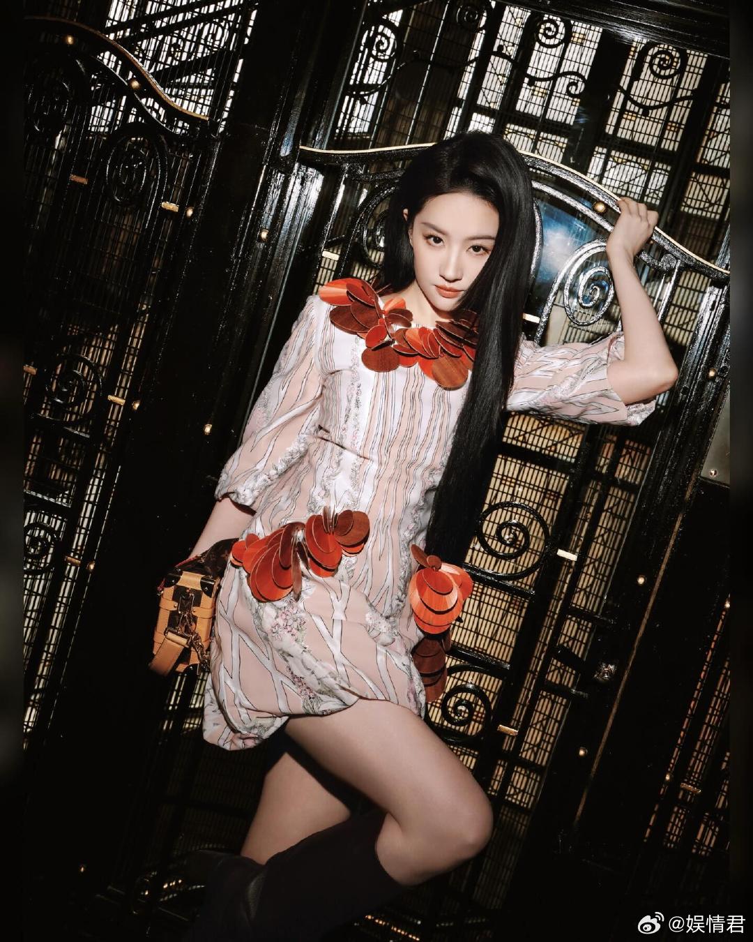 刘亦菲美到自己一个图层刘亦菲这气质无敌了 刘亦菲这气质真无敌了！怎么随便走走就出