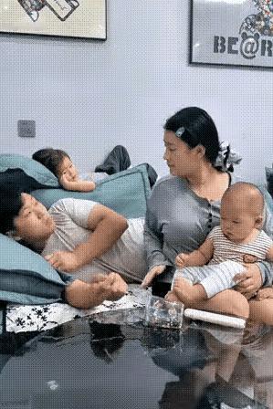 娶到这种媳妇，这婚姻迟早得散伙！
刷到一个视频，一个老公在沙发上累得睡着了，老婆