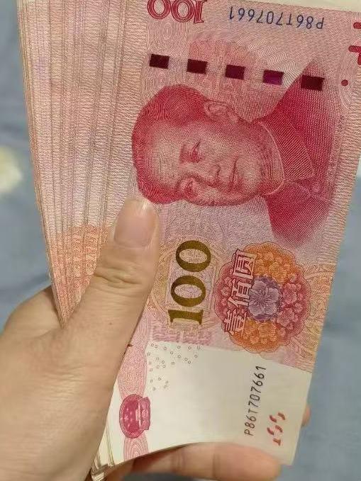 老公发了年终奖，回来把一沓现金拍在桌上，说今年效益好发了两万。我挺高兴，说存起来