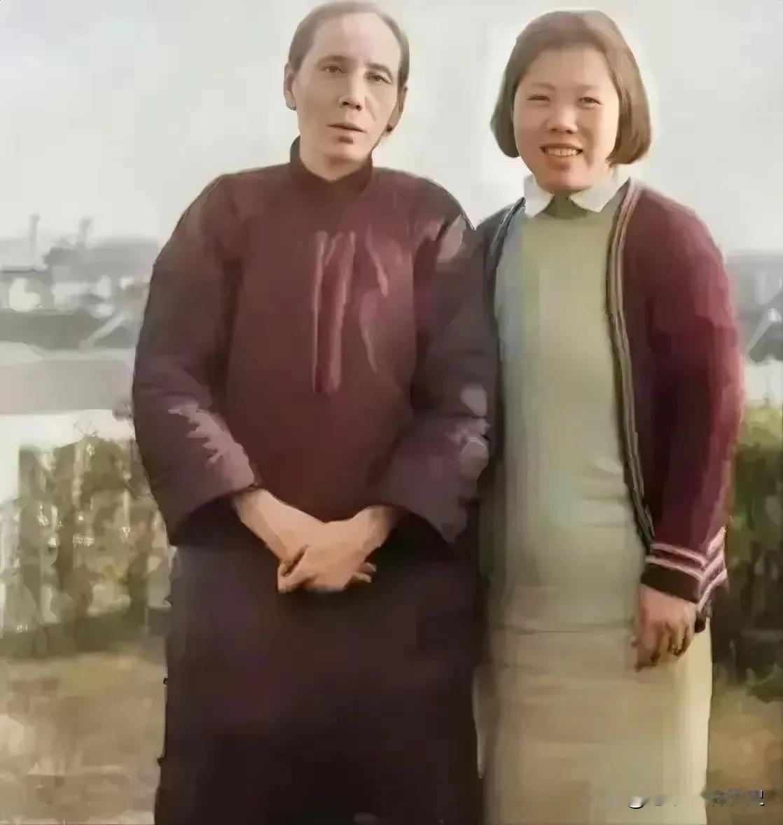 在历史的长河中，有一张珍贵的合影，记录着邓颖超与她的母亲杨振德。
 
杨振德，这