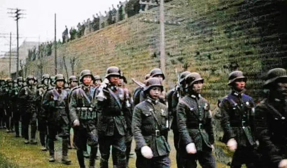 这是1937年国军精锐部队“德械师”向淞沪战场挺进时的照片。

照片中，他们头戴