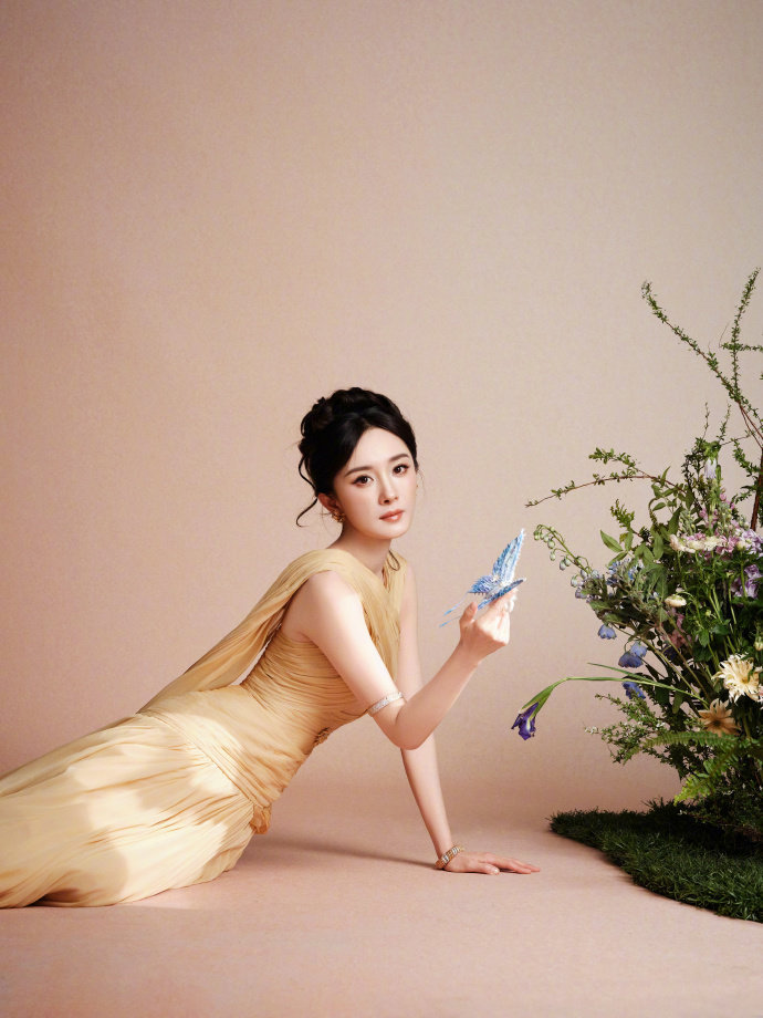 没人比杨幂更懂眸略 杨幂的眼睛好像永远不会累，永远那么神采奕奕。笑起来眼睛弯成月