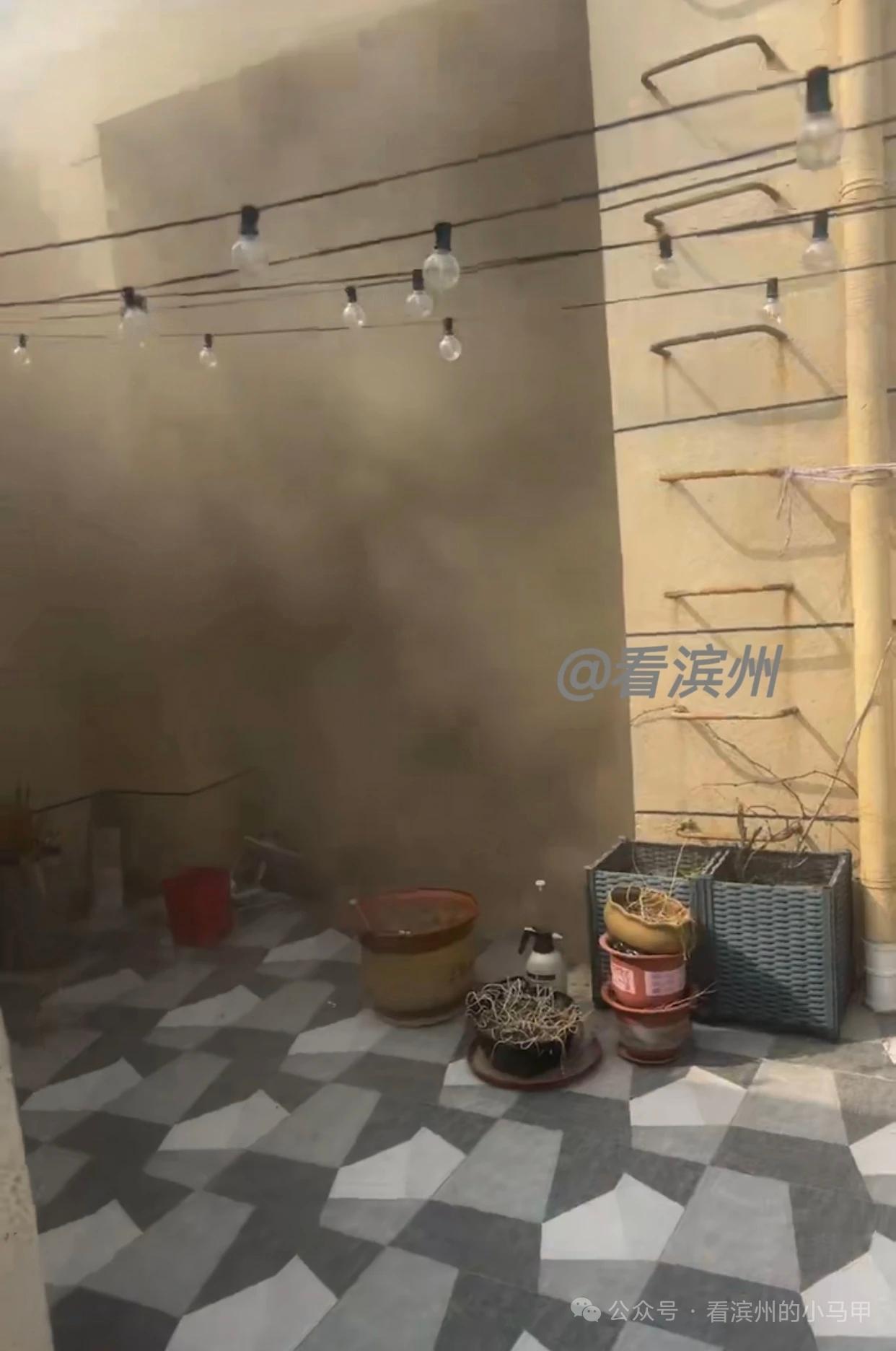 滨州一高层住宅突发火情

3月21日上午，山东滨州，滨城区市东街道东湖宝瑞小区突