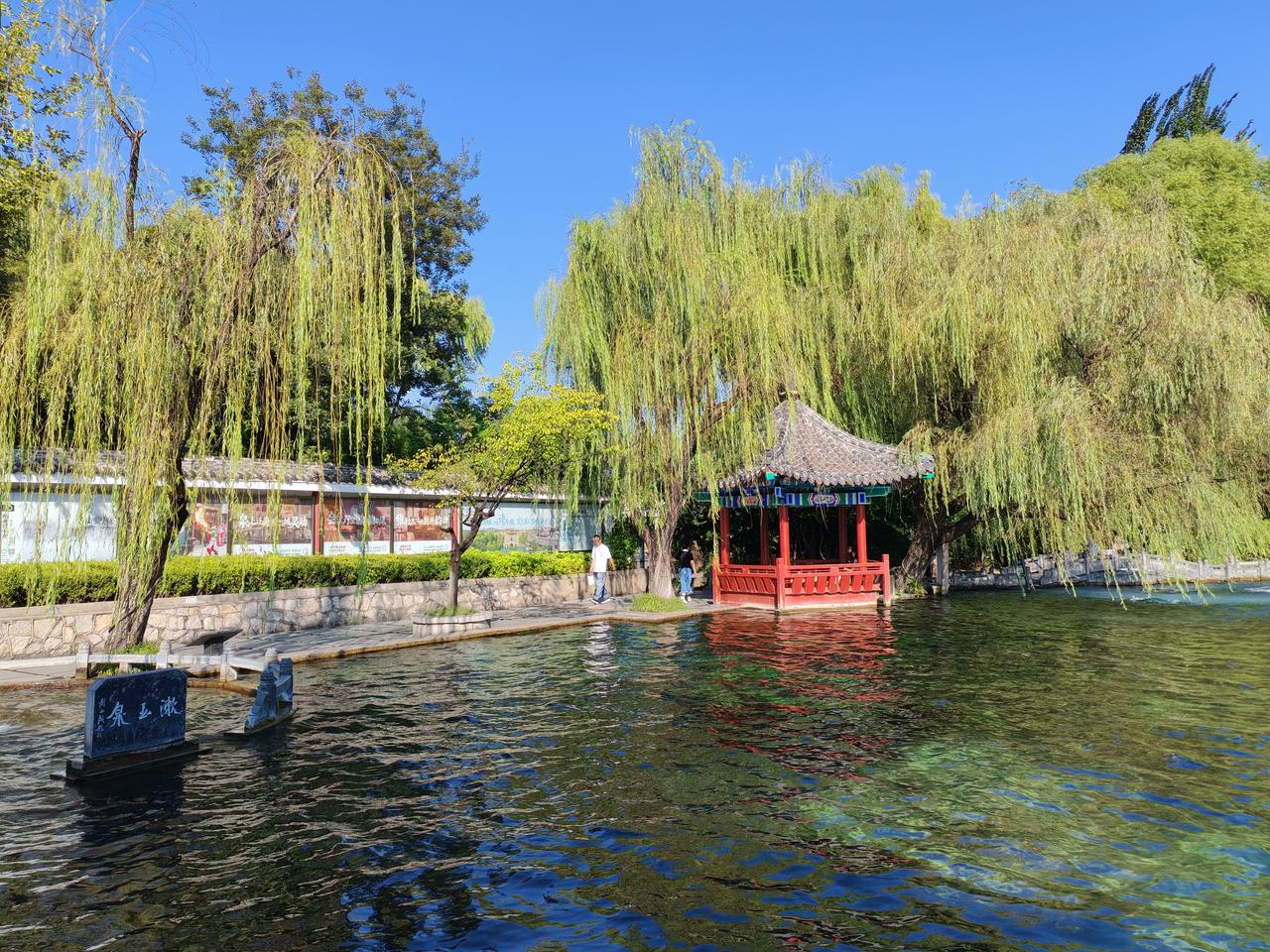 球场逢知己，线上结良朋
前些日子在小区乒乓球台边，曾偶然碰到球友，那时不过挥拍初