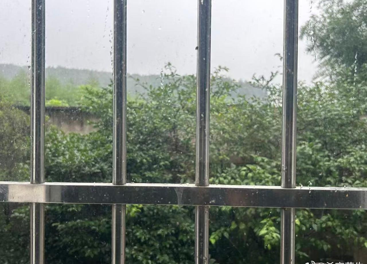 宁波超话 宁波的雨下疯了，感觉车都要漂起来！🚗💨

站在窗边看了一眼，路面直