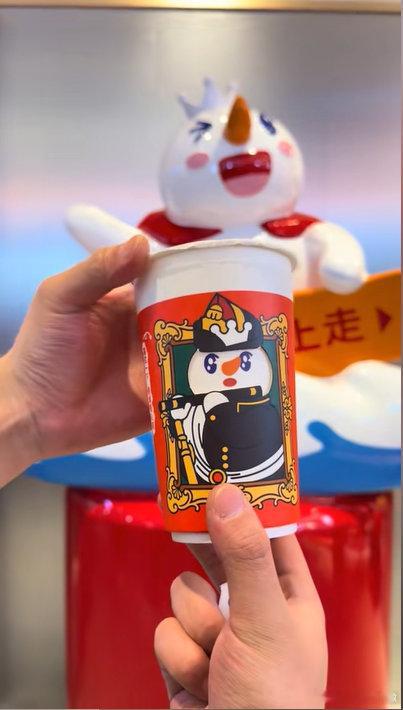 蜜雪冰城变脸杯出圈 【蜜雪冰城变脸杯走红 转杯身即可切换雪王表情 门店：不额外收