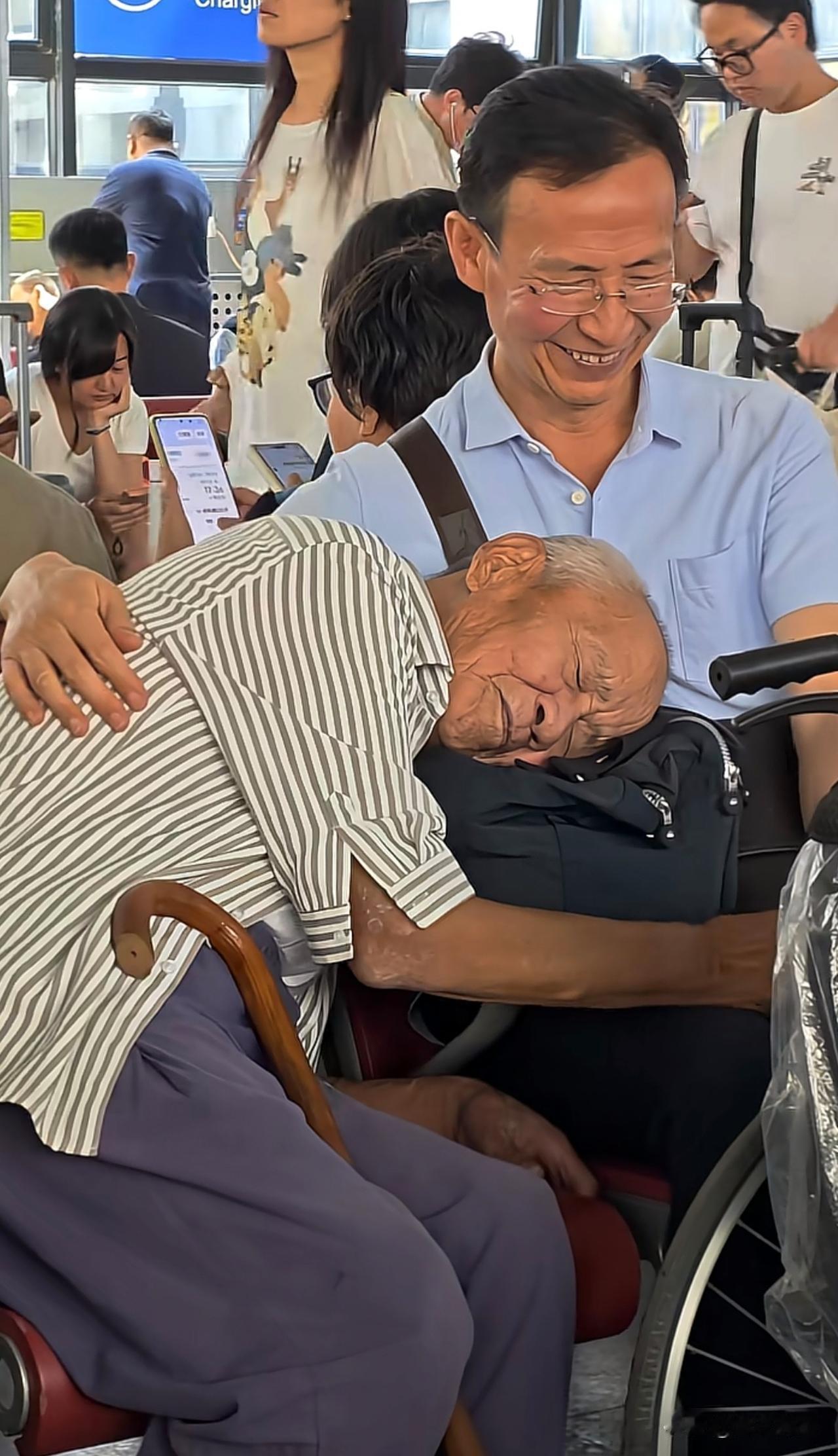 最好的因果：时光轮回
北京西站候车室，老人安心的倚偎在儿子怀里，儿子脸上露出深情