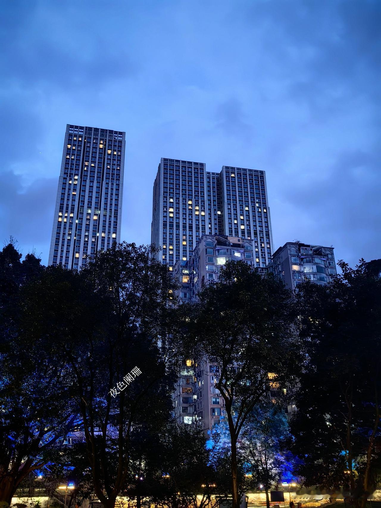 春日生活打卡季 春夜空气清新，万家灯火阑珊处，一幅画就呈现眼前