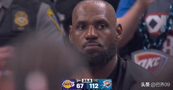 崩到没眼看！湖人落后45分，詹姆斯替补席表情让人心疼
 
湖人对阵雷霆，这场比赛