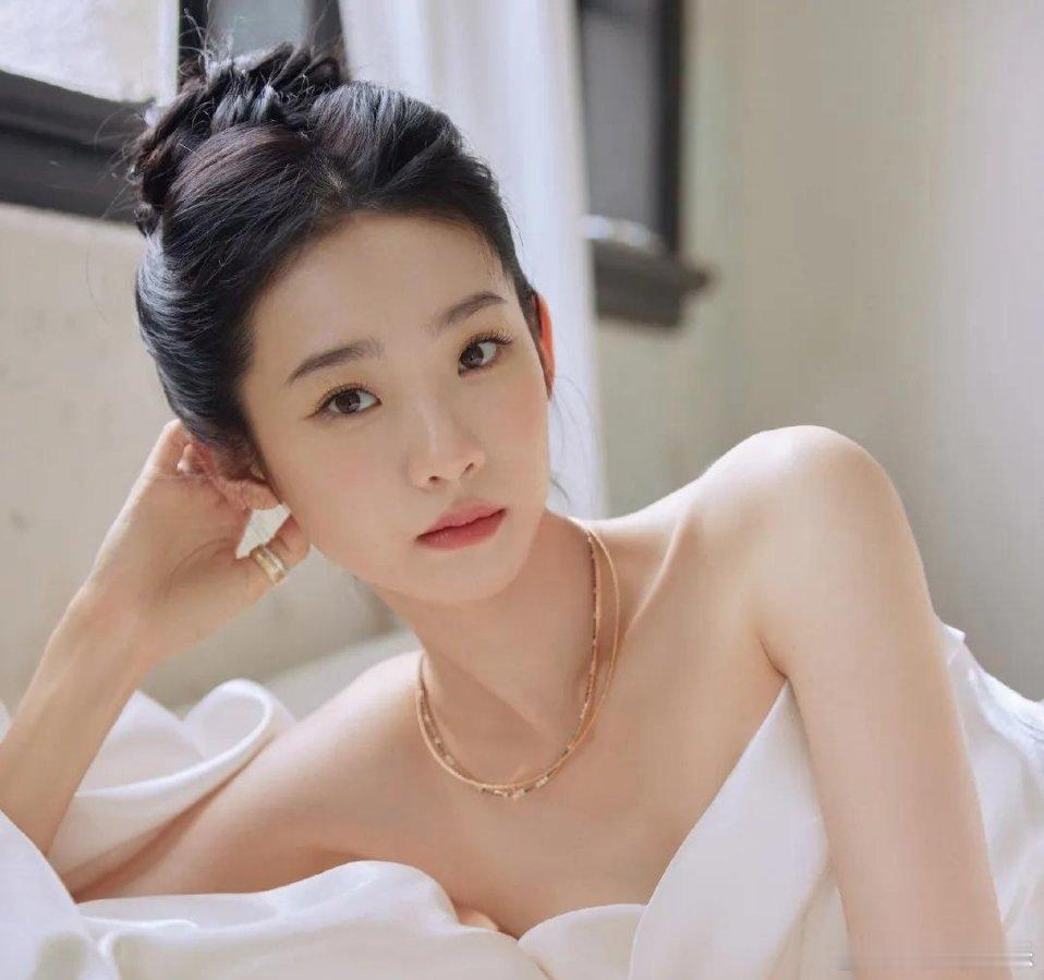 娱乐资讯：1.张艺凡无法出演与王鹤棣合作的科幻电影，女主已换为宋茜。但她后续有不