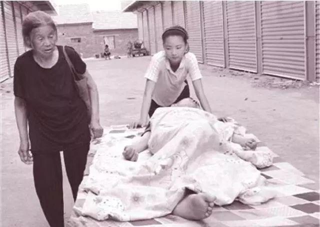 安徽男子在工地干活的时候不慎从楼梯摔下，脖子以下全部瘫痪，妻子离家出走。男子不愿