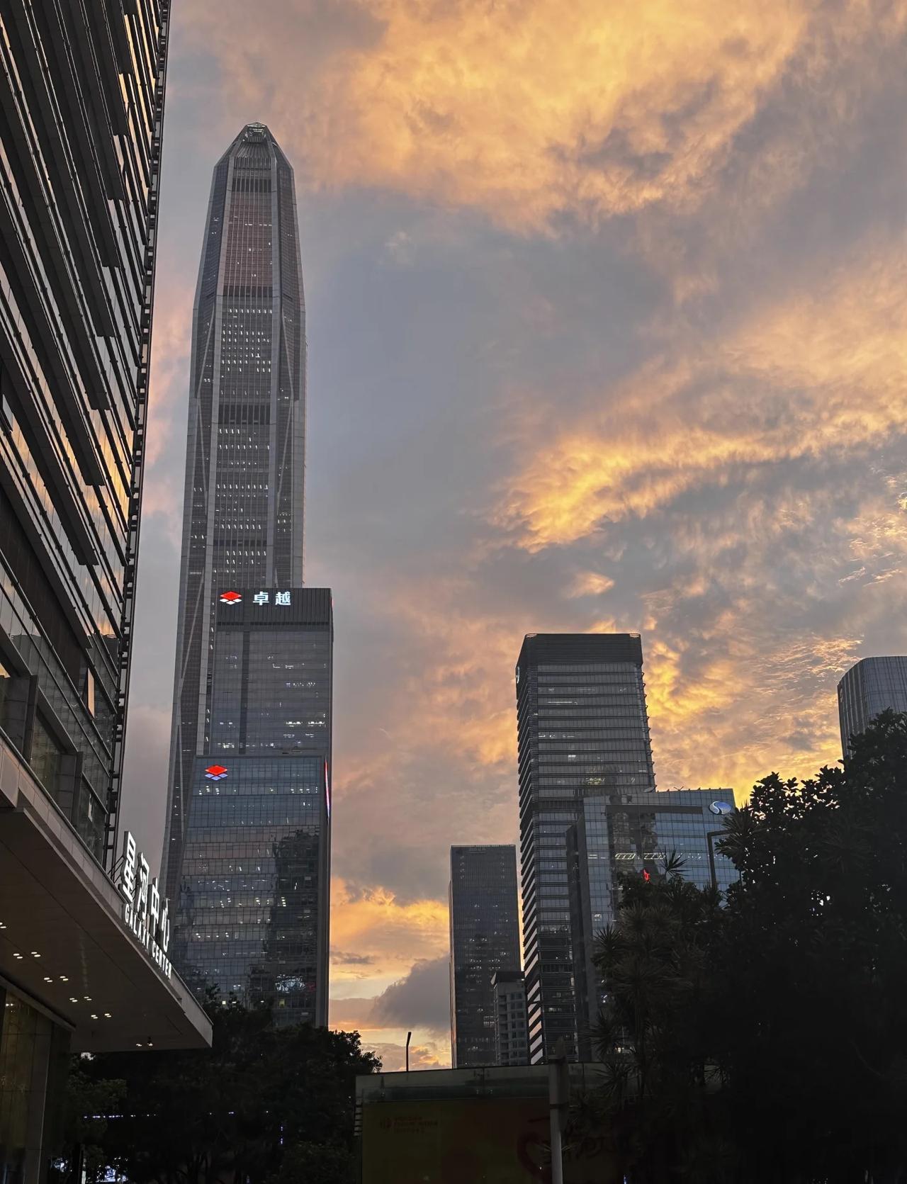 深圳暴雨预警连骗两天了
天气不似预期 深圳晚霞