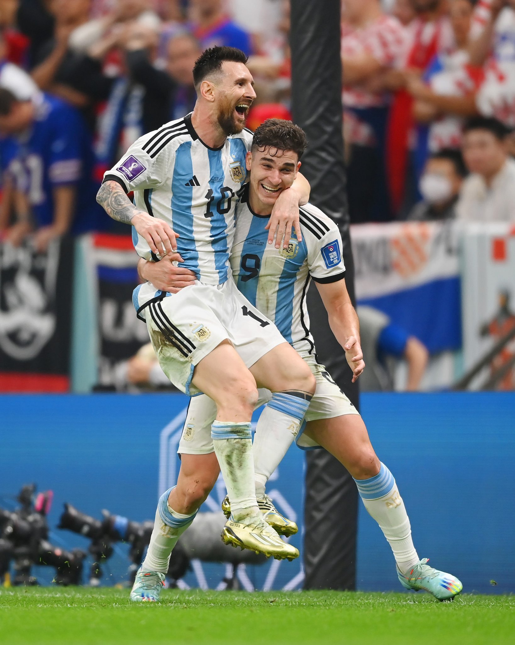 【真正的领袖🐐】《奥莱报》：梅西打电话给阿尔瓦雷斯，祝贺他转会马德里竞技。里奥