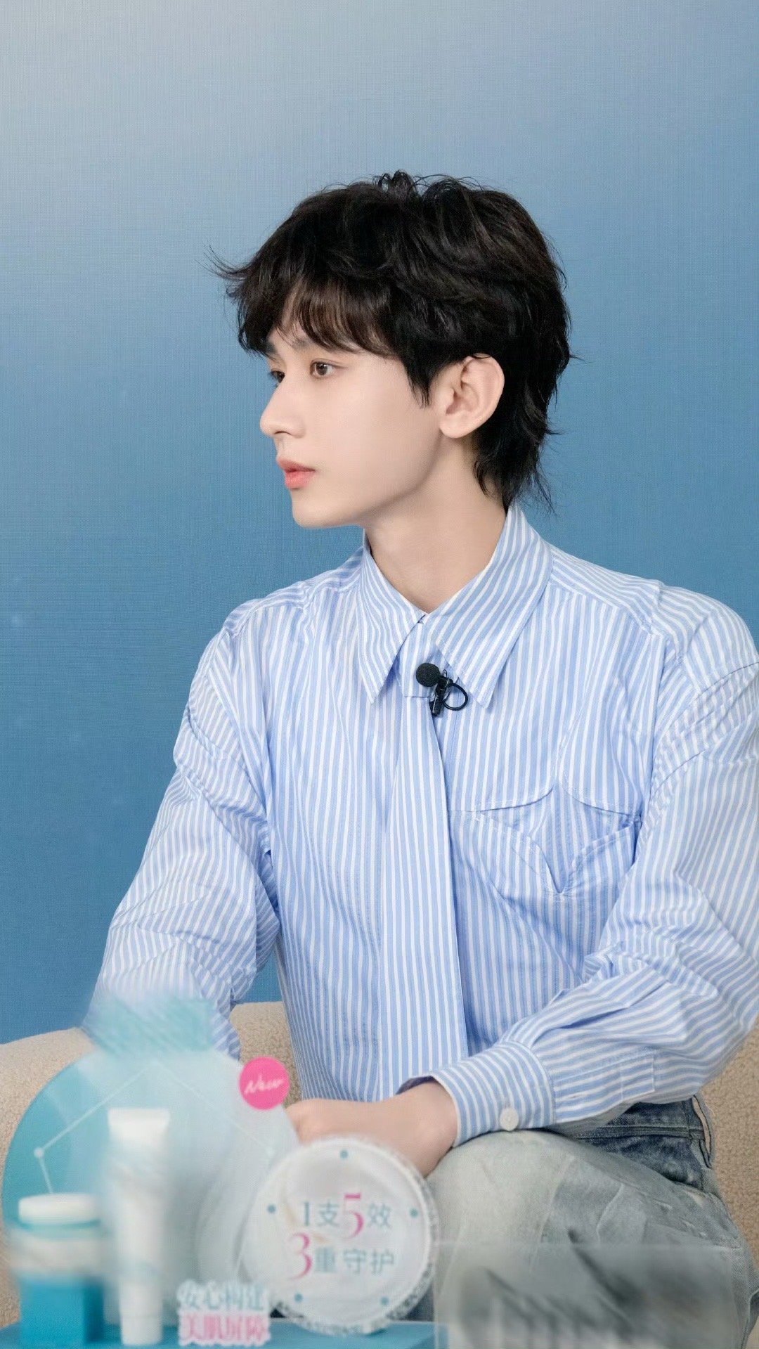 娱乐[超话]  成毅初春look  成毅初春湛蓝  成毅初春look，小卷毛好可