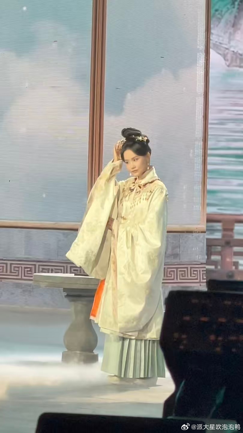 黄龄央视晚会路透带了3套造型三分钟的歌曲时间里连换三套造型，这种舞台呈现方式真的