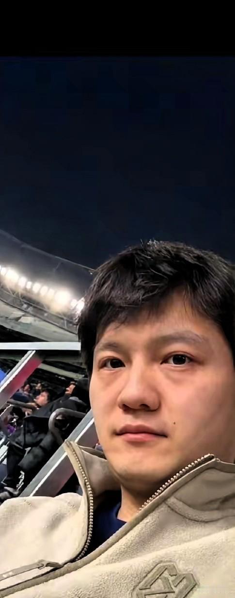 看了樊振东的小作文，我是真后怕啊。

怕他在满是巴萨球迷的座位里被打。

本来想