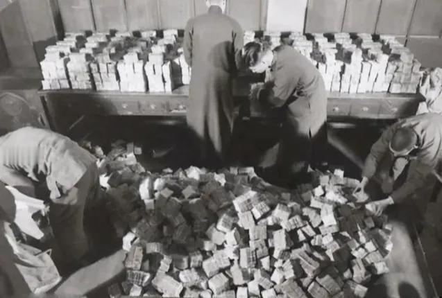 1949年，老蒋带着400万两黄金来到了台湾，400万两也就是125吨，现在按每