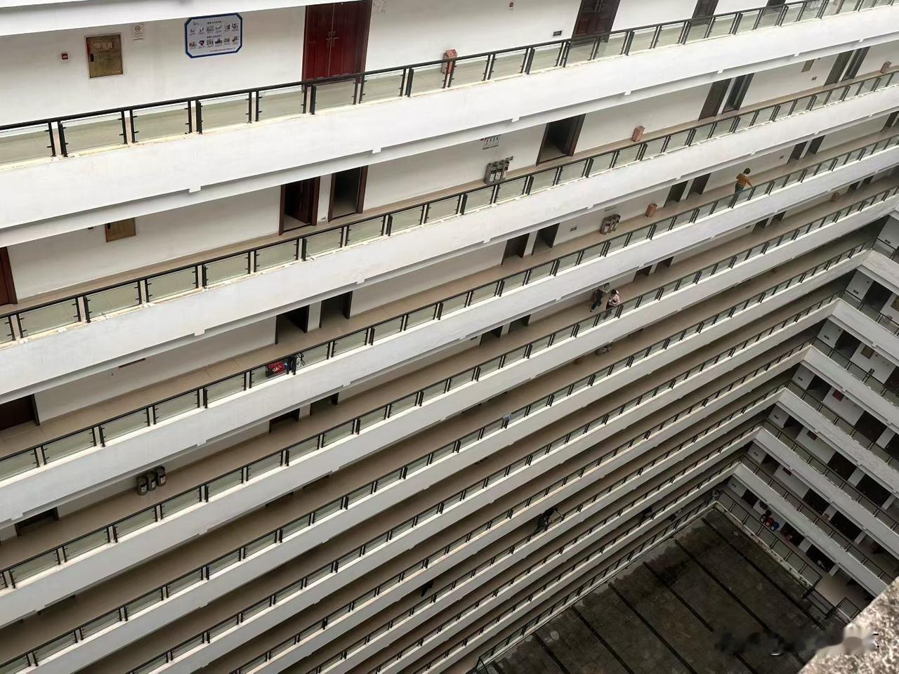 李世民开了一个坏头


历朝历代，皇帝身边都有一个人，专门记录其每天的言论和行动