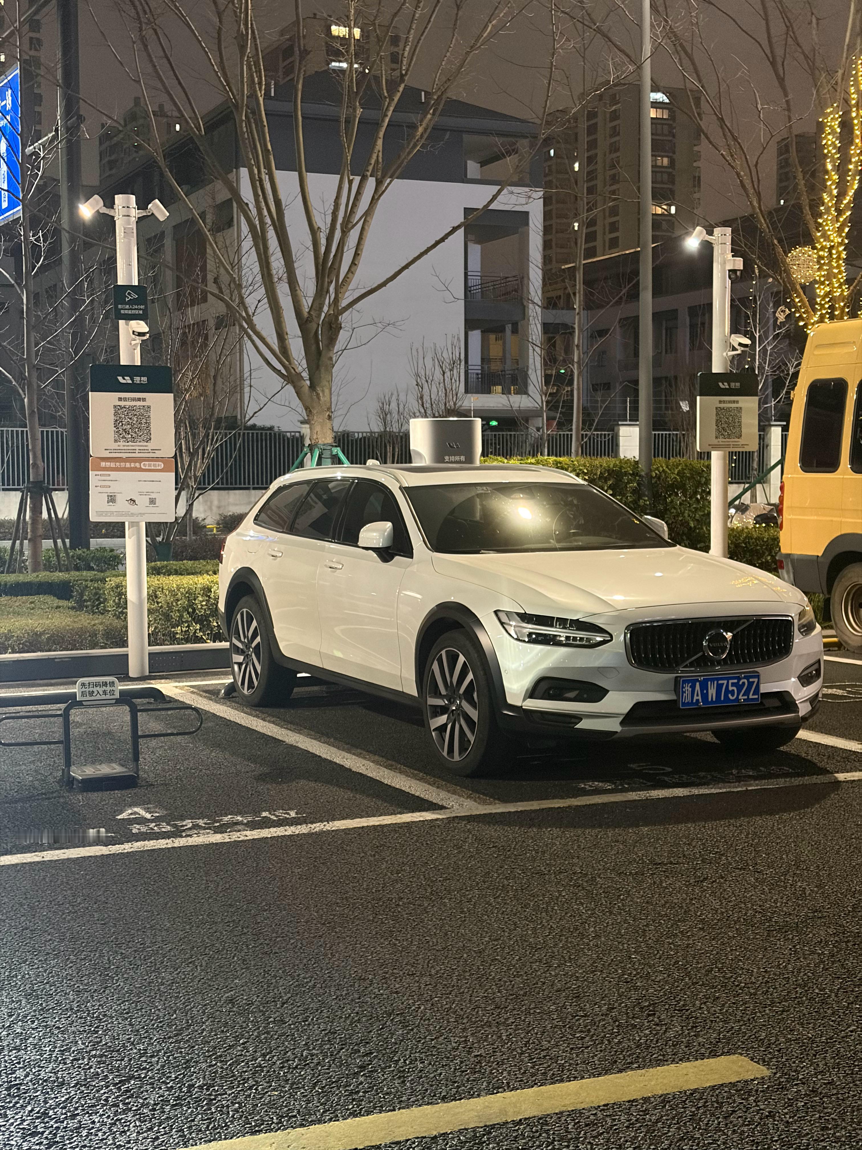 边上那么多停车位不停，硬是要停在充电车位上我不是很理解