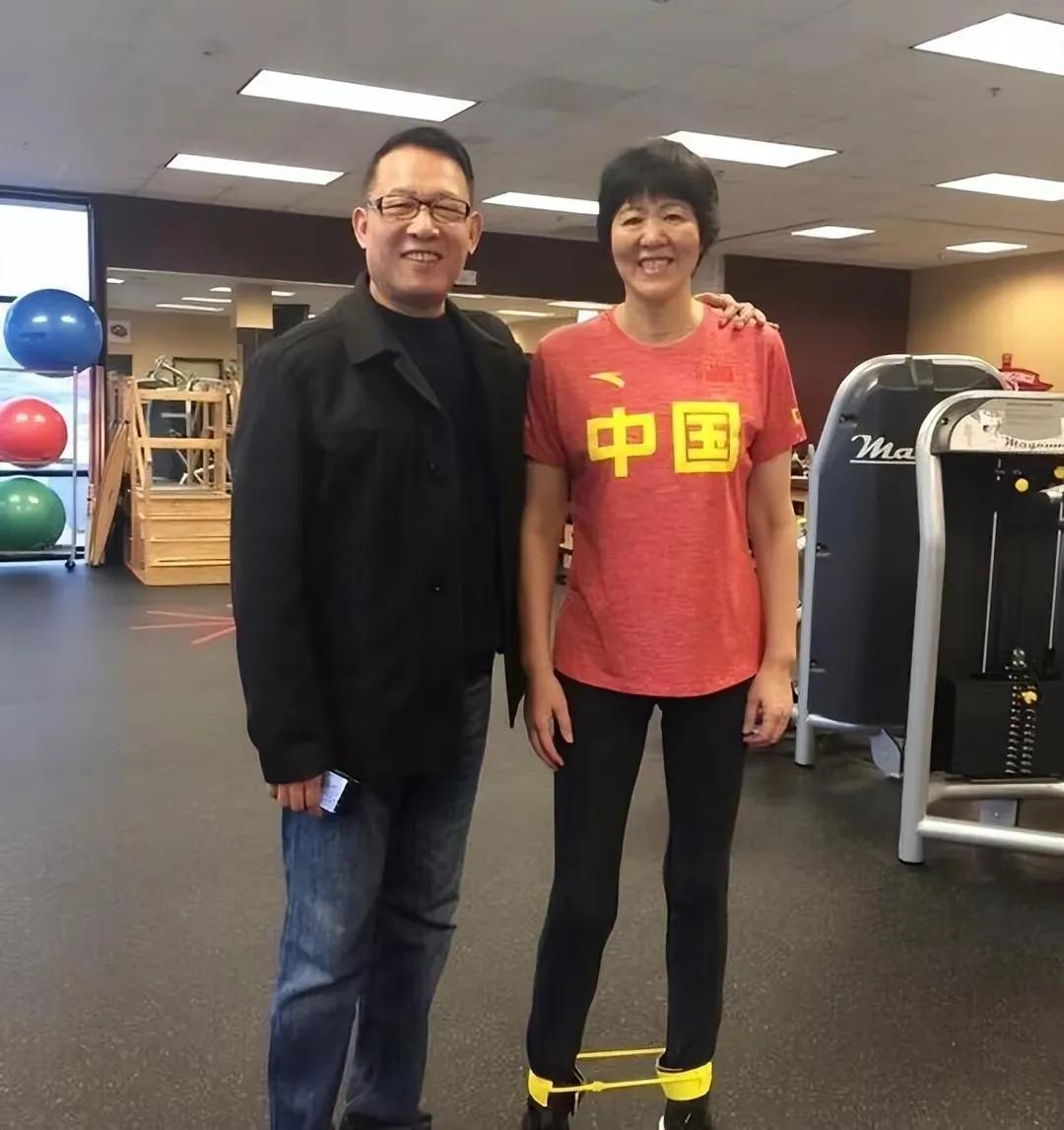 他们是黄昏恋，他们是半路夫妻，他们是再婚夫妻，他们都是业界的精英，他们势均力敌，