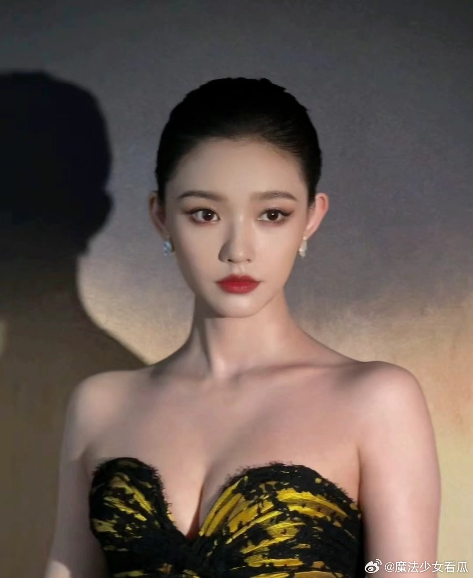 林允真的有很多贴头皮的造型，但或许是因为头骨长得太好看了感觉驾驭的非常好 ​​​