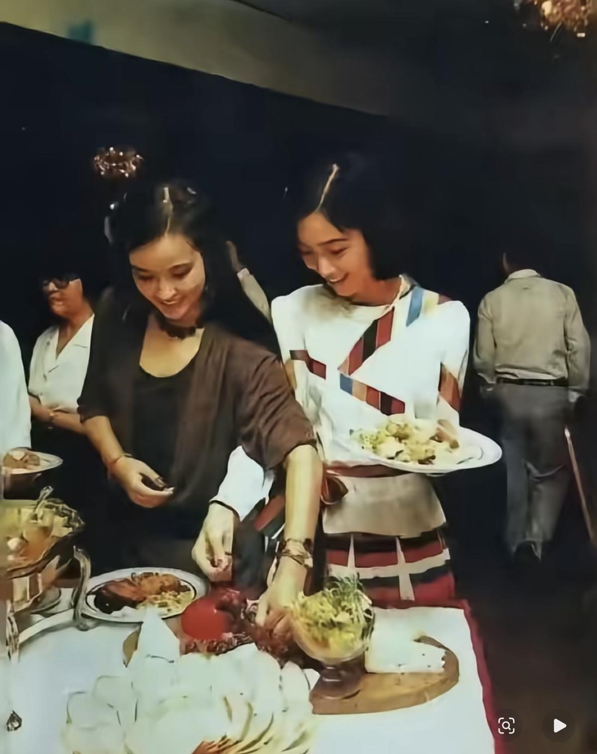 1984年，刘晓庆和内地影视圈第一美女龚雪，作为中国电影代表团成员来到了新加坡。