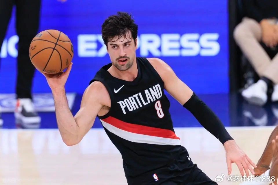 阿夫迪亚准三双开拓者客场拿下快船，阿夫迪亚非常全面，上半场他投篮9中4，三分球3